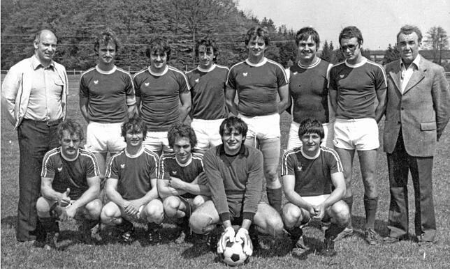 Clemens Müller (vorne, Zweiter von rechts) im TuS-Team des Jahres 1976.