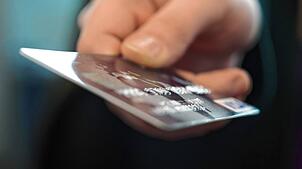 Private Einkäufe mit der Firmendebitkarte: Dafür musste sich nun der Geschäftsführer einer Schreinerei vor Gericht verantworten.