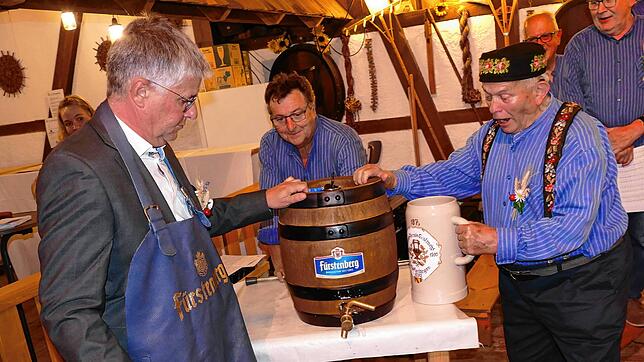 Einmal gezielt und mit ordentlich Schwung: Ortsvorsteher Jürgen Keller (von links) setzt zum Fassanstich an. Günter Frank und Franz ...