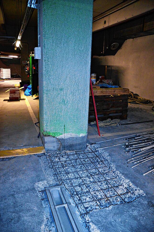 Anfällig für Schäden im Beton: Der Boden direkt neben den Pfählen.
