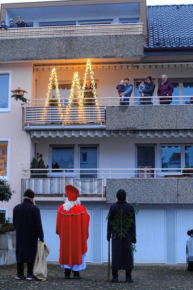 In diesem Jahr heißt es in Immenstaad: Abstand halten. Dietmar Heberle als Sankt Nikolaus trägt auch ein Gedicht vor. Die Ruprechts sind ...