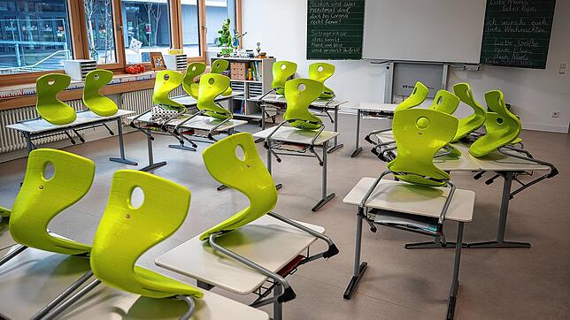 Stühle stehen in einer Gemeinschaftsschule in einer Grundschulklasse auf den Tischen. Die Kultusminister der Länder beraten in ...