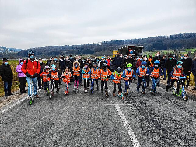 Mit Tretroller, Weste und Helm: Schüler der Grundschule Oberlauchringen waren die ersten Verkehrsteilnehmer auf der Ortsumfahrung von ...