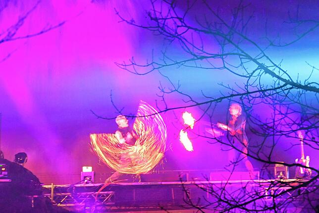 Bild 18: Wie ein Feuerkünstler den Triberger Wasserfall in ein Flammenmeer verwandelt