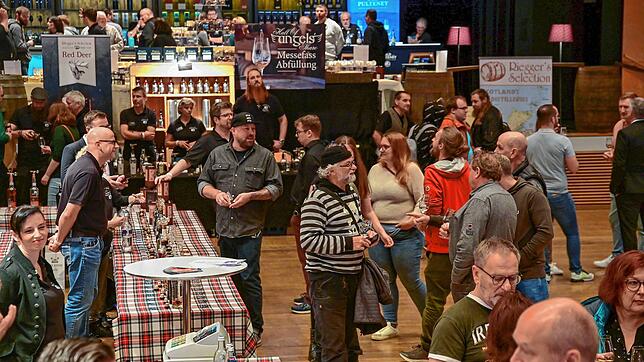 Drei Tage war die Neue Tonhalle Treffpunkt für Whiskyfreunde und -Kenner. Rund 2000 Sorten standen zur Verkostung bereit. Bilder: Roland ...