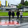Lehrer Steve Herold und die Elftklässler Maja Despotovic, Leo Jessberger und Marian Stocker (von links) setzen sich für einen ...