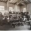 Durchreisende Italiener sitzen im August 1914 in der provisorischen Unterkunft. Diese befindet sich in der Turnhalle der Stephansschule. ...