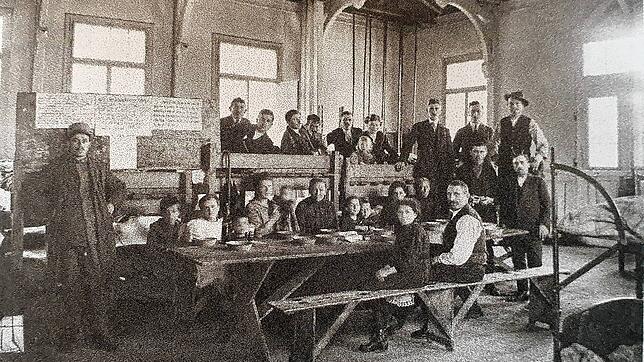 Durchreisende Italiener sitzen im August 1914 in der provisorischen Unterkunft. Diese befindet sich in der Turnhalle der Stephansschule. ...