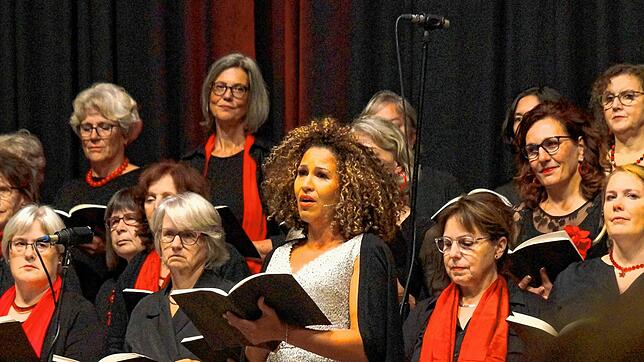 Angela Kerrison brachte mit ihrem angenehm-warmen Sopran die Herzen in der Jahnhalle nicht nur beim „Lamento“, einem Trauergesang, zum ...