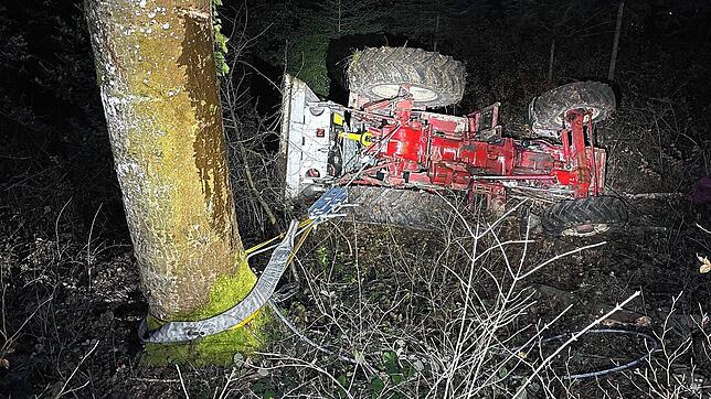 Tragischer Unfall im Kanton Basel-Landschaft: Ein Traktor überschlägt sich, der Fahrer gerät drunter.