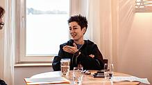 Dunja Hayali gestikuliert während des Interviews. Zur Preisverleihung der Crescere-Stiftung Bodensee war sie in Konstanz. Fotos: Inka Reiter