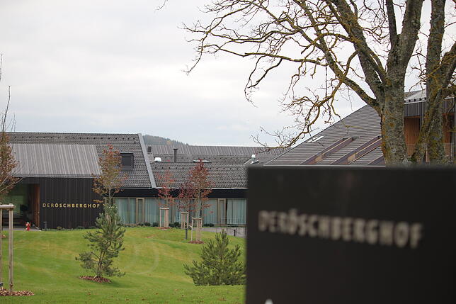 Der Haupteingang des Hotels Öschberghof bei Aasen.