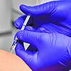 Eine Frau lässt sich gegen Grippe impfen. Vielleicht wird das Impfstoff gegen das Coronavirus noch in diesem Jahr verfügbar sein.