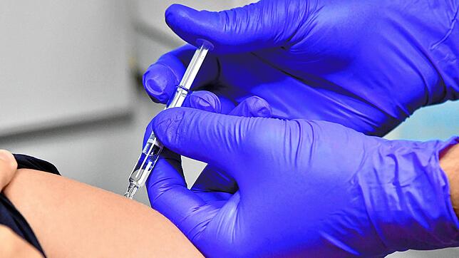 Eine Frau lässt sich gegen Grippe impfen. Vielleicht wird das Impfstoff gegen das Coronavirus noch in diesem Jahr verfügbar sein.