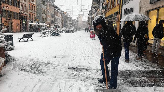Wann Anwohner zur Schneeschaufel und zum Streugut greifen müssen, regelt jede Gemeinde selbst in ihrer so genannten ...