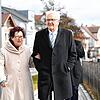 Gerlinde und Winfried Kretschmann auf dem Weg zur Stimmabgabe bei der Landtagswahl 2021 in Sigmaringen, wo sie leben.