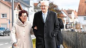 Gerlinde und Winfried Kretschmann auf dem Weg zur Stimmabgabe bei der Landtagswahl 2021 in Sigmaringen, wo sie leben.