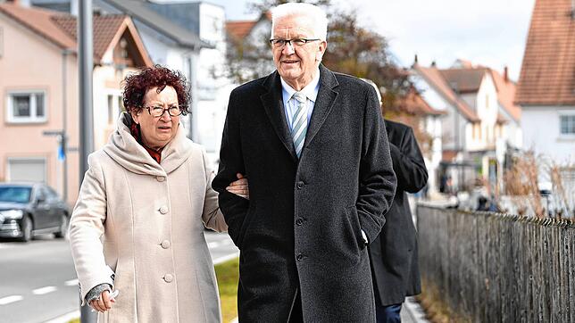 Gerlinde und Winfried Kretschmann auf dem Weg zur Stimmabgabe bei der Landtagswahl 2021 in Sigmaringen, wo sie leben.