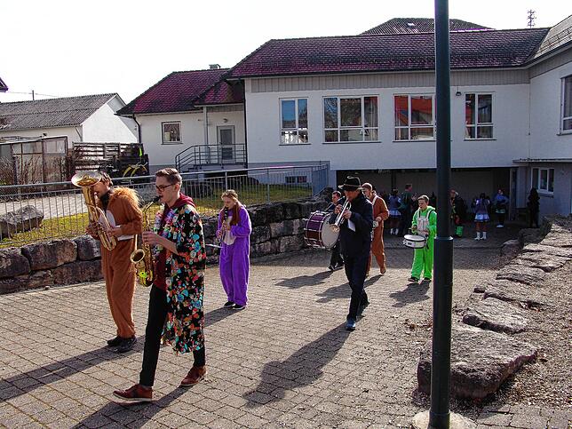 Bild 6: Bilder von der Befreiung der Weildorfer Kindergartenkinder