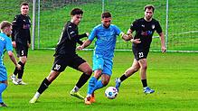 Dosenöffner: Yannik Scheurer (Nr, 30, im Duell mit Marco Holzapfel) brachte den Tabellenführer FC Wittlingen beim 3:0-Sieg im ...