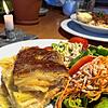 Mittagsgerichte an diesem Tag: Salat mit Kartoffelgratin und Pasta Bolognese. Die Portionen sind groß.