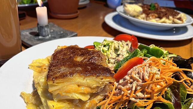 Mittagsgerichte an diesem Tag: Salat mit Kartoffelgratin und Pasta Bolognese. Die Portionen sind groß.