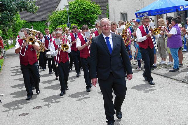 Bild 1: Jubiläumsumzug zum 175. Geburtstag der Musikkapelle Mundelfingen krönt vier stimmungsvolle Tage.