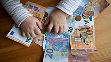 Kindergeld wird zu unterschiedlichen Zeiten ausgezahlt. Wann es bei der Endziffer 5 überwiesen wird.