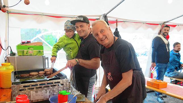 Alle Hände voll zu tun hat der Narrenclub Neukirch beim Dorfhock. Er bietet Hamburger auch nach Schwarzwälder Art an. Foto: Andreas Trenkle