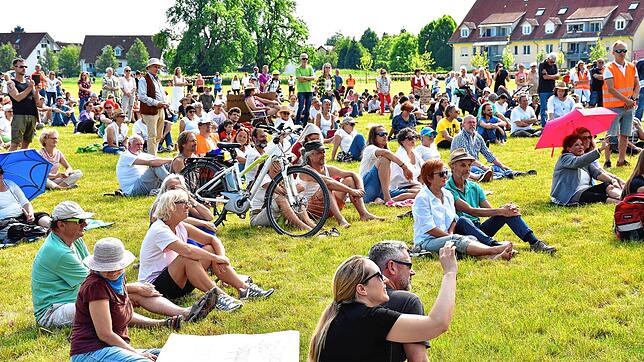 Salem: Anti-Corona-Maßnahmen-Demonstration der Gruppe &bdquo;Demokratischer Widerstand&ldquo; aus Überlingen und Owingen.