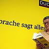 Sprache sagt alles. Stimmt. Das sieht Kathrin Kunkel-Razum, Redaktionsleiterin des Duden, bestimmt auch so. Aber was Emojis genau sagen ...