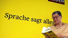Sprache sagt alles. Stimmt. Das sieht Kathrin Kunkel-Razum, Redaktionsleiterin des Duden, bestimmt auch so. Aber was Emojis genau sagen ...