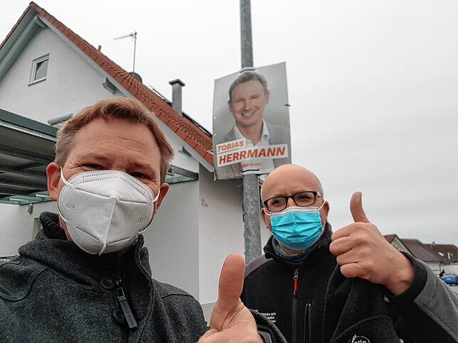 Tobias Herrmann und Alexander Siegel von der CDU freuen sich über die ersten Plakate im Wahlkreis 57.