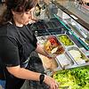 Döner wird in der Region gerne gegessen, aber Kunden müssen für das Gericht tiefer in die Tasche greifen: Unsere Aufnahme zeigt Necibe ...
