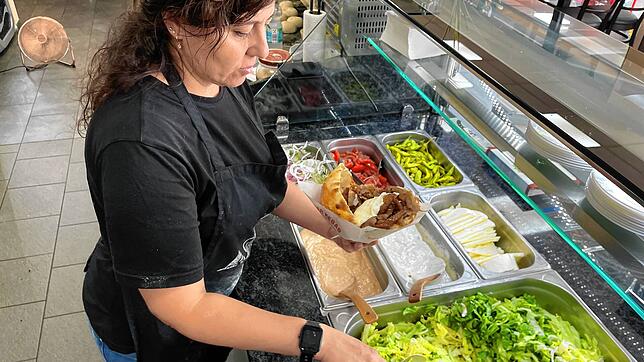 Döner wird in der Region gerne gegessen, aber Kunden müssen für das Gericht tiefer in die Tasche greifen: Unsere Aufnahme zeigt Necibe ...