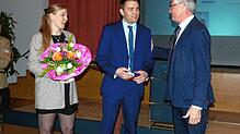 Amtsinhaber Frank Amann gratulierte seinem Nachfolger Denis Lehmann und dessen Partnerin Nina Rueff (von rechts) sichtlich erfreut zum ...