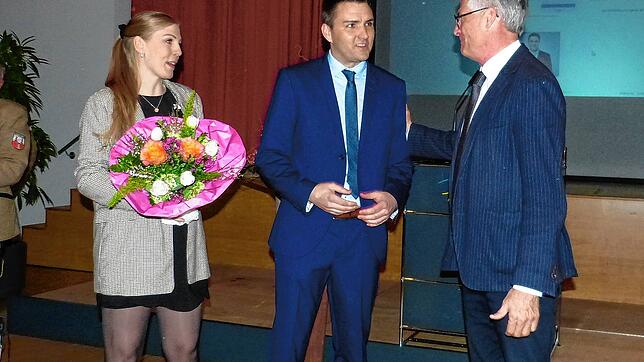 Amtsinhaber Frank Amann gratulierte seinem Nachfolger Denis Lehmann und dessen Partnerin Nina Rueff (von rechts) sichtlich erfreut zum ...