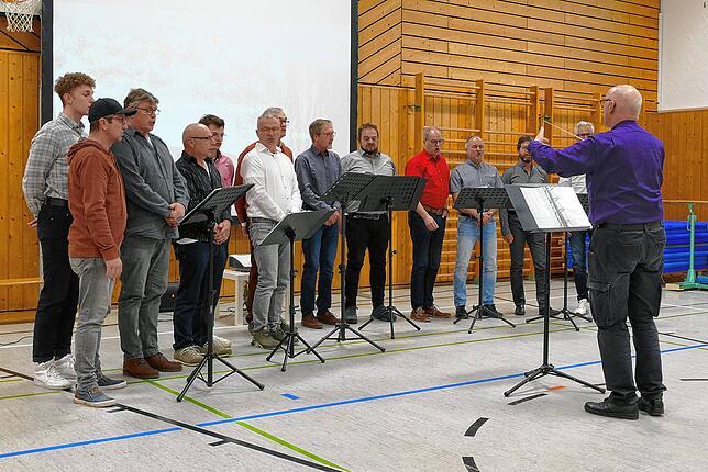 Der Vortrag des Bürgermeister wurde vom Chor Diese Männer unter Leitung von Dietmar Fliß-Falinski musikalisch umrahmt.