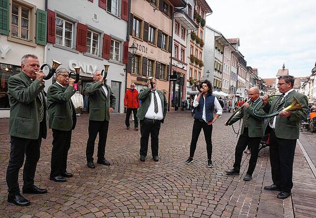 Die Jagdhornbläser Waldshut bringen beim Naturtag die passende Musik in die Kaiserstraße.