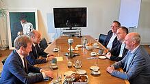 Bei Gipfeli und Kaffee tauschen sich in der Schweizer Botschaft in Berlin die Bürgermeister Stefan Kaiser, Ulrich Krieger und Fabian ...