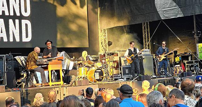 Die Allis Mano Band, eine schweizerische Bluesrock-Band um den Sänger Chris Ellis und den Gitarristen Edis Mano, trat als Vorgruppe auf.