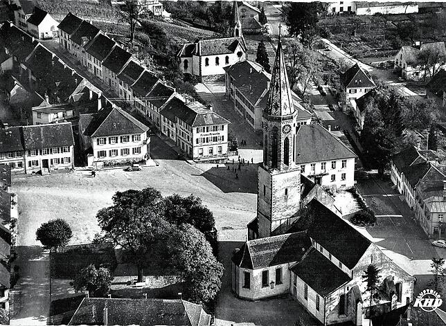 Eine Postkarte aus dem Jahr 1964 zeigt den Marktplatz von oben.