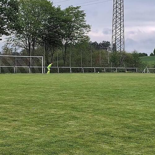 Torhüter hält auch diesen Ball