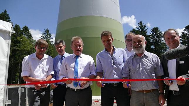 Tobias Tusch (EWS), Bürgermeister Christof Nitz, Minister Franz Untersteller, Oliver Renaud und Frank Mosthaf (Enerkraft), Ulrich Martin ...