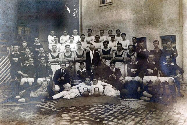 Gemeinsam mit den Kameraden des Sportvereins Sandow stellten sich die Mönchweiler Fußballer im Jahr 1920 zu einem Erinnerungsfoto. Die ...