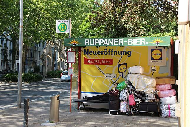 Tagein, tagaus liegt Tanja auf der Bank der Bushaltestelle an der Stephansschule.