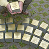 Sie liegen bereit, die bereits fertiggestellten Stolpersteine, die allesamt Paten besitzen. Der Stadt würde diese Form des Gedenkens ...