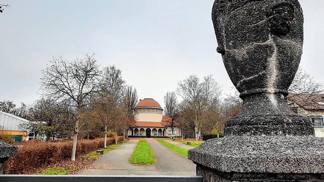 Das Eingangstor des Konstanzer Hauptfriedhofs von der Wollmatinger Straße aus gesehen.