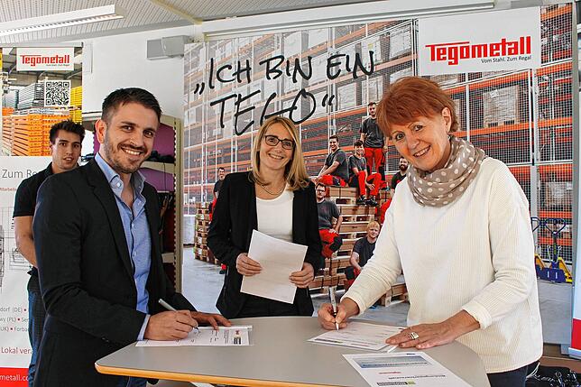Emir Memeti und Silke Lüers und Rektorin Ursula Matt Pfeifer (von links) bei Vertragsunterzeichnung. Im Hintergrund Robin Pfeifer, ...