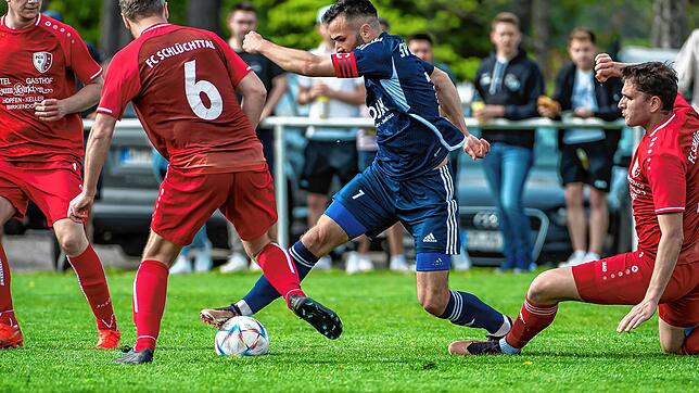 Gökalp Uyar (Mitte) unterliegt mit dem SV Blau-Weiß Murg beim FC Schlüchttal mit 1:2. Der FCS ist der neue Tabellenführer in der ...